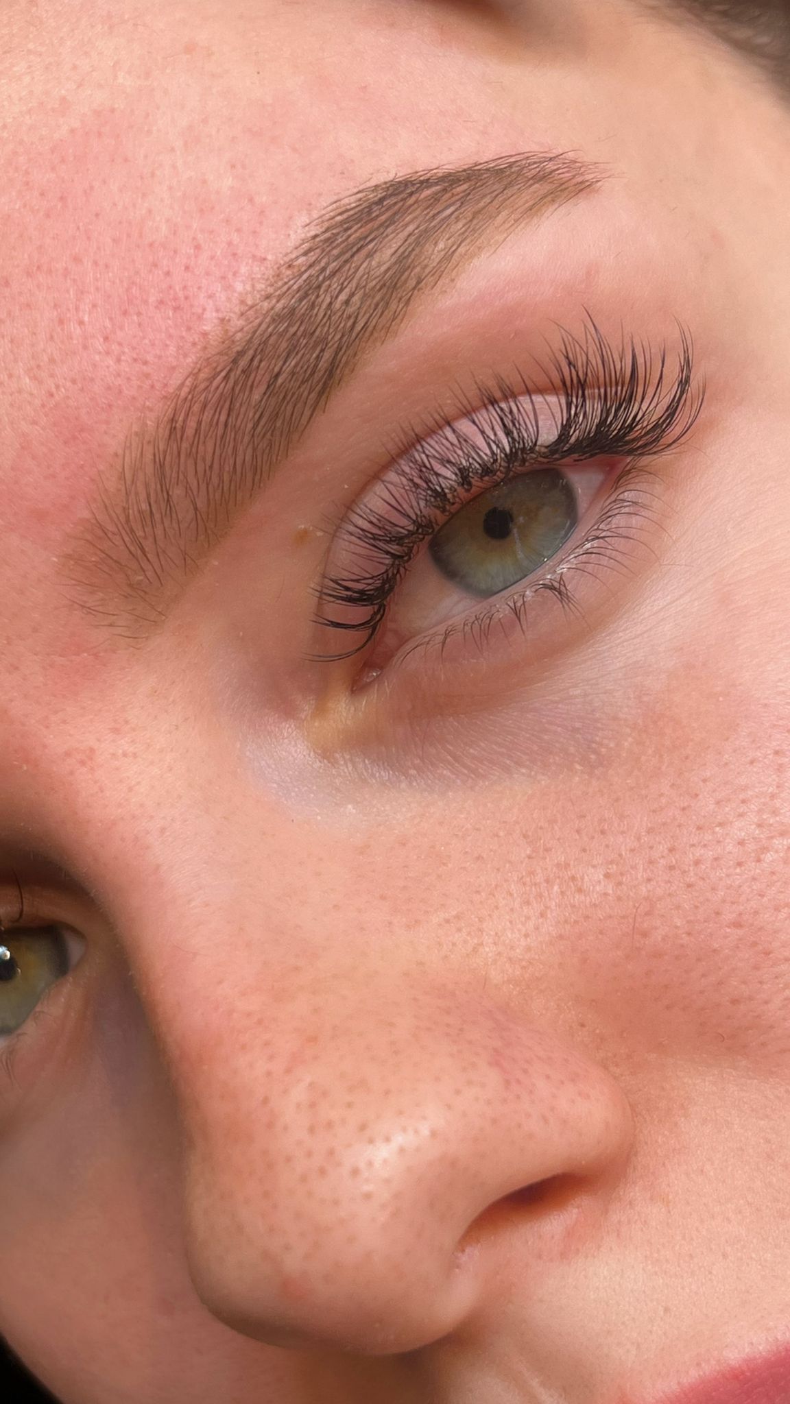 עיצוב גבות טבעי – תוצאה סופית